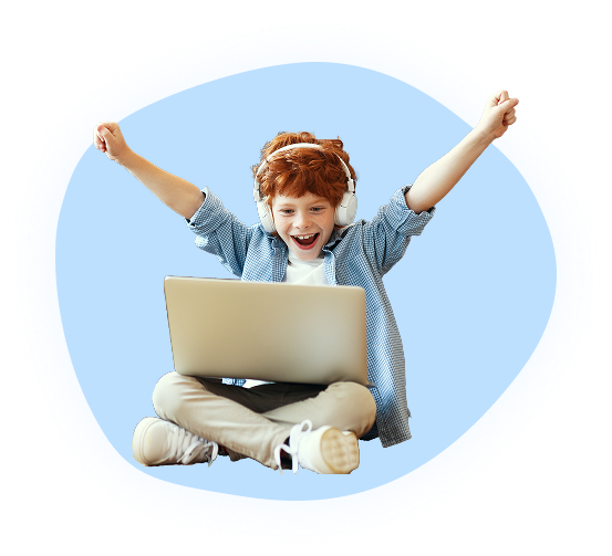 Kind lernt online mit Begleitung