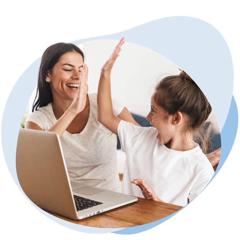 Ausgeschnittenes Bild, Mutter mit Tochter, die sich vor dem Laptop ein High-5 geben und sich anstrahlen.